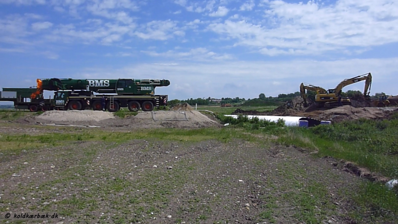 Etablering af en Faunapassage er meget kostbart. Det store materiel var igang, da Faunapassagen blev anlagt hvor Koldkær Bæk krydser vejen 'Agro Food Park' (foto 1-6-2013). Foruden en stor mobilkran, var der 3 gravemaskiner og 2 dumpere til at flytte jord, grus, sten og andre materialer frem og tilbage. Fornemt at det offentlige afsatte midler til de 2 Faunapassager ved Koldkær Bæk (den anden Faunapassage findes hvor Koldkær Bæk løber under Palludan Müllersvej). 